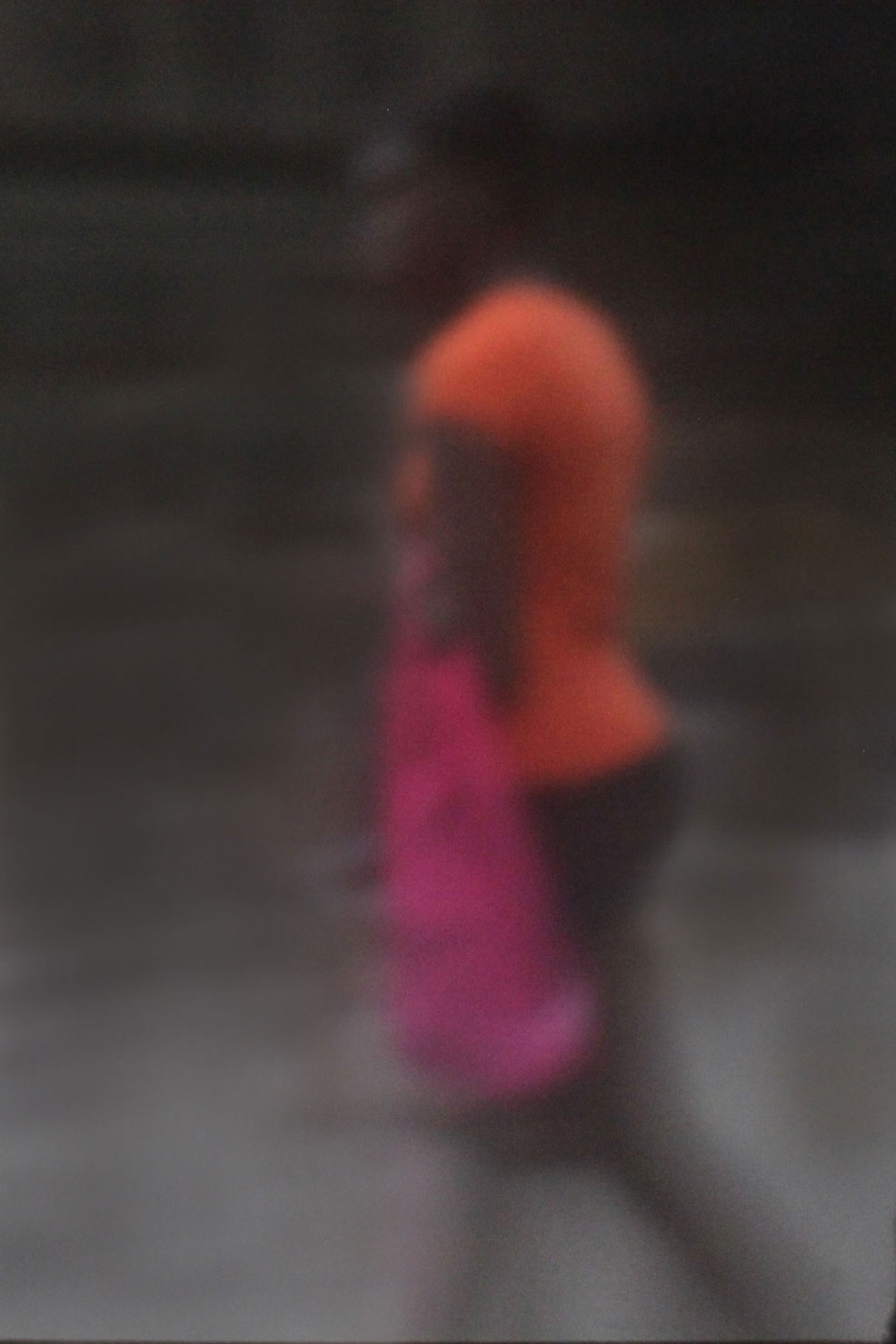 03 „Oranges Shirt gehend“, New York, 2012, Camera Obscura, Pigmentdruck auf Alu-Dibond