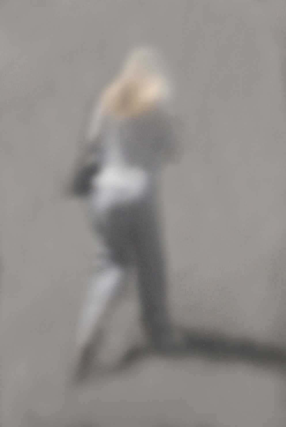 31 Weißer Anzug im Grau verschwindend“, 2021, Bern, Camera Obscura, Pigmentdruck auf Alu-Dibond