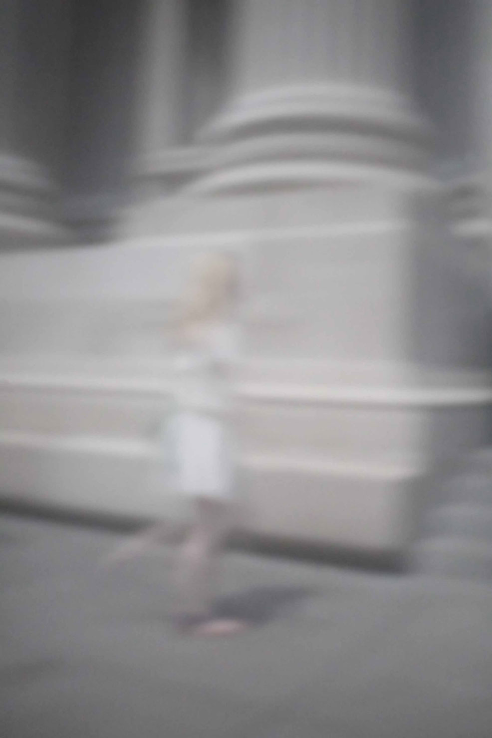 37 „Weißes Kleid vor Metropolitan Museum“, 2012, New York, Camera Obscura, Pigmentdruck auf Alu-Dibond